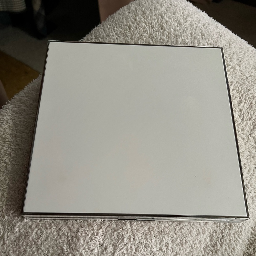 Isle 49 Eyeshadow Pallet by Seint